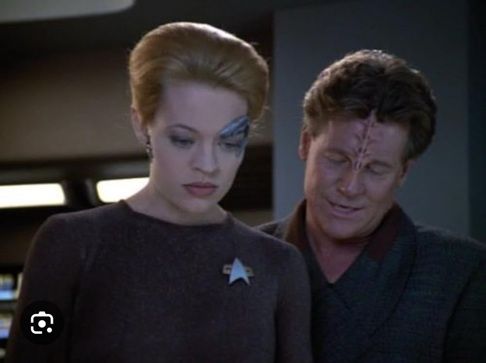 Still from the Star Trek: Voyager episode “Retrospect” with Seven of Nine and a creepy alien guy hovering too close