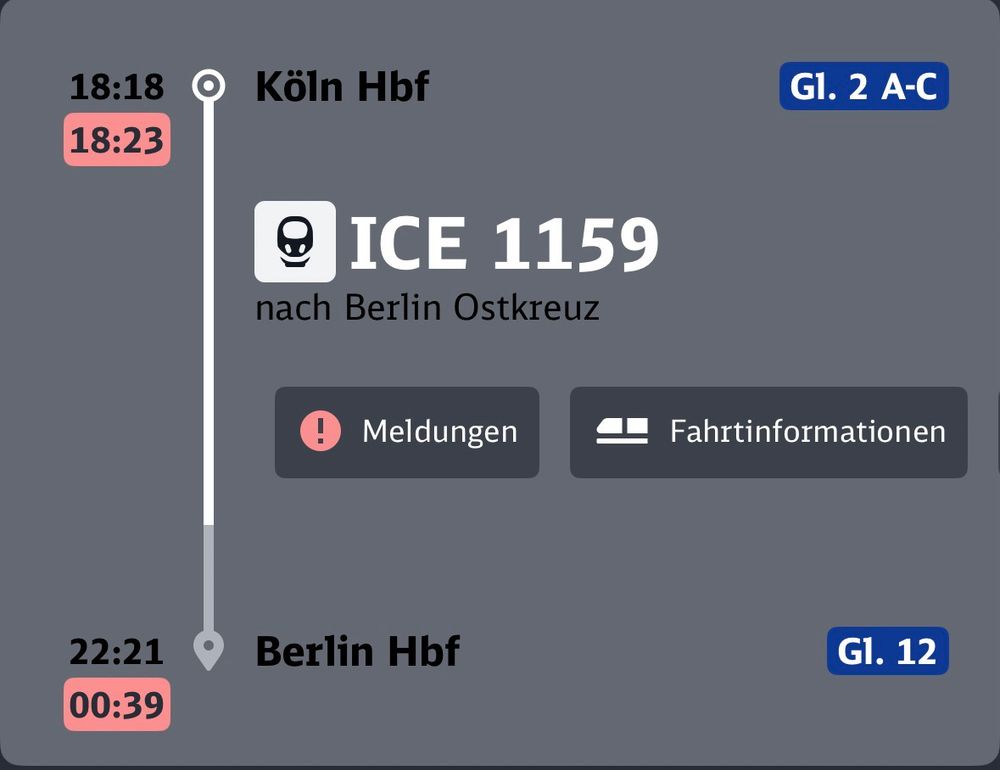 Das Bild zeigt eine digitale Bahn-Anzeige für den Zug ICE 1159 von Köln Hbf nach Berlin Ostkreuz. Die planmäßige Abfahrt um 18:18 ist auf 18:23 verspätet, die Ankunft in Berlin Hbf verschiebt sich von 22:21 auf 00:39. Außerdem sind Hinweise zu Meldungen und Fahrinformationen sowie die Gleisangaben sichtbar.