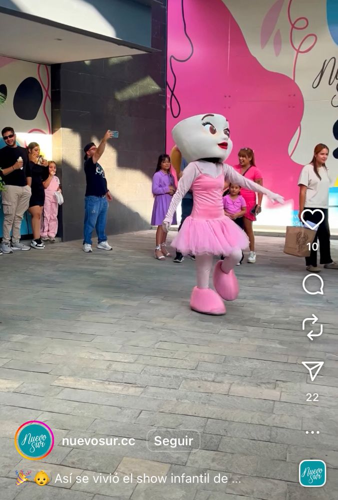 Capuccina Ballerina presentando en un show infantil en vivo en un centro comercial 