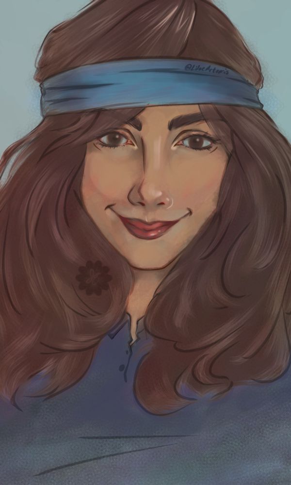 “Melissa” roier con una peluca castaña sostenida con una diadema elástica azul 