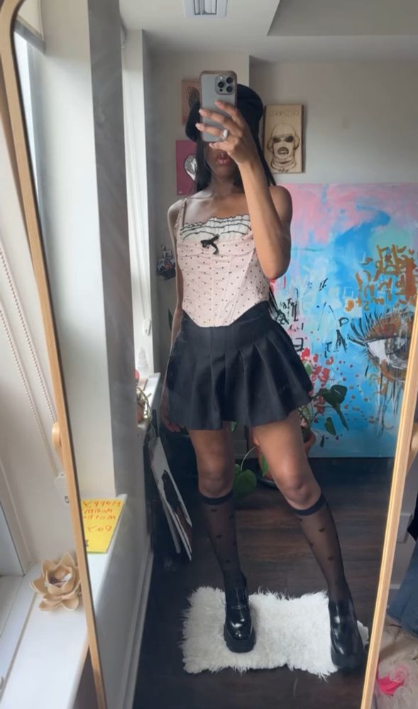 Girl wearing a very cute outfit with painting in the background #blackskyfashion #streetwear #streetwearfashion #style #stylist #fashiongirlie #parisianstyle #parisianvibes #styleinspo