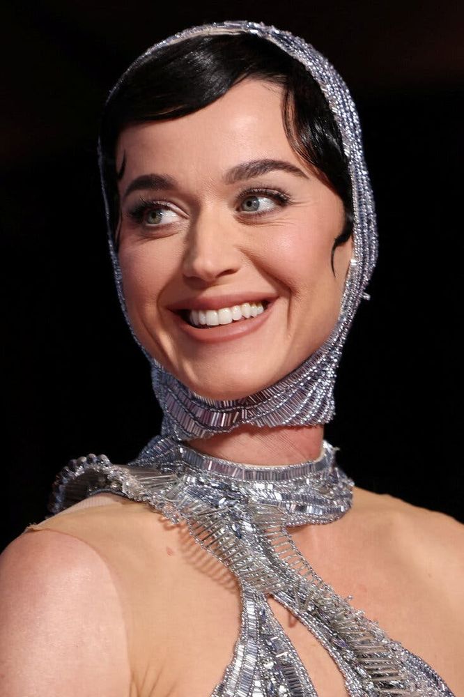 Katy Perry's Gesichtsporträt mit silbernem Kopftücher von Gaurav Gupta