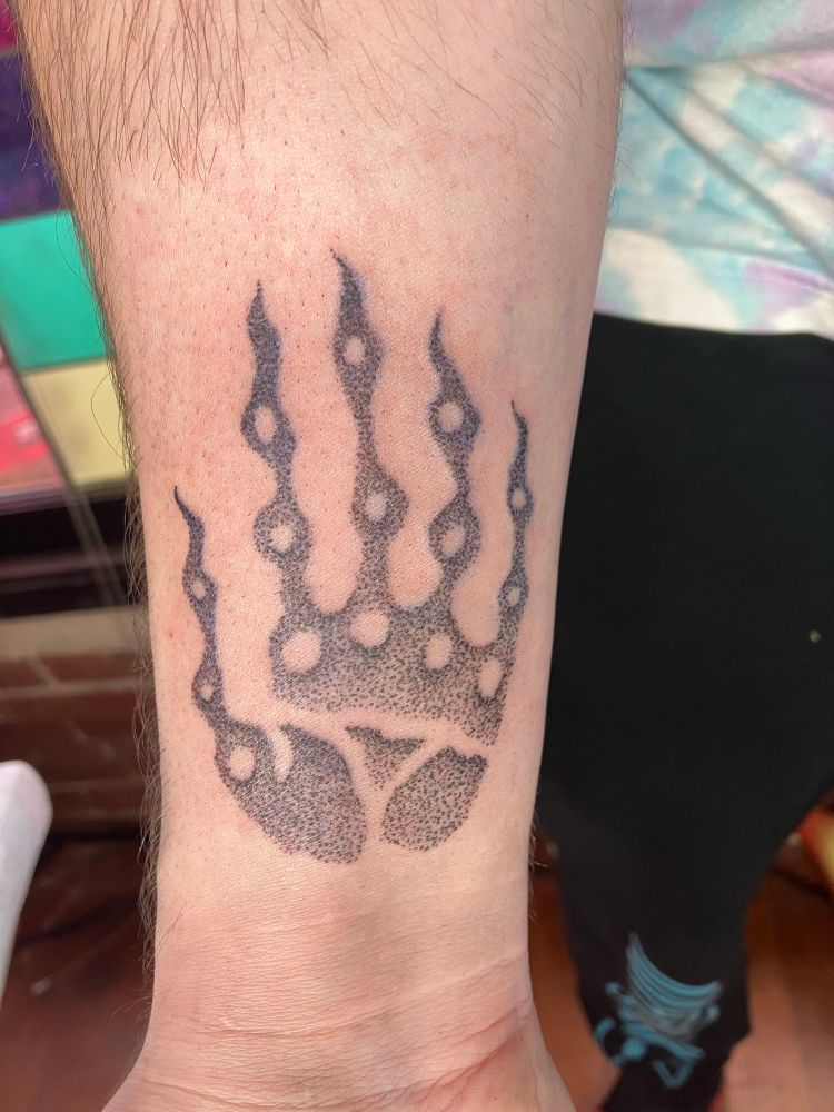 a hand-poke tattoo of the Ultrahand symbol from Tears of the Kingdom