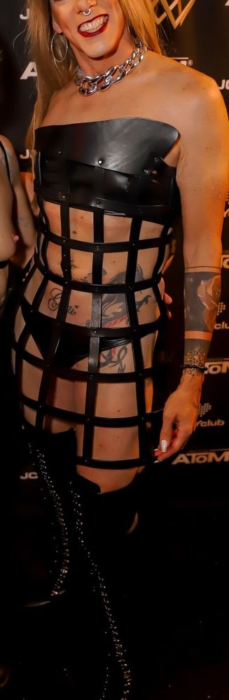 Person mit einem Gitter Kleid Slip, Bustier und Stiefeln. 