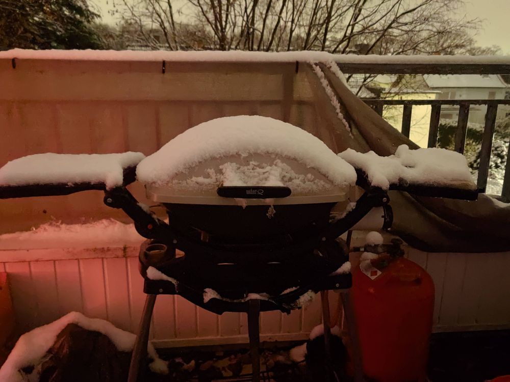 eingeschneiter Grill auf'm Balkon