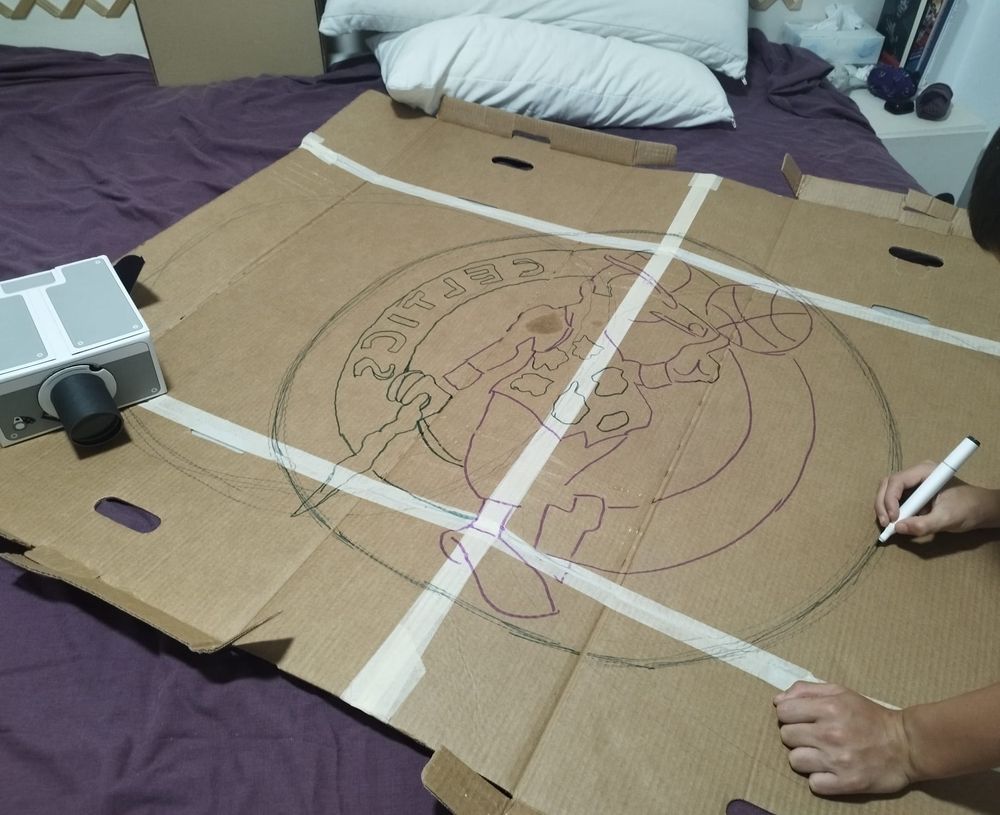 Mi hijo, dibujando el logo de los Celtics sobre una cartulina