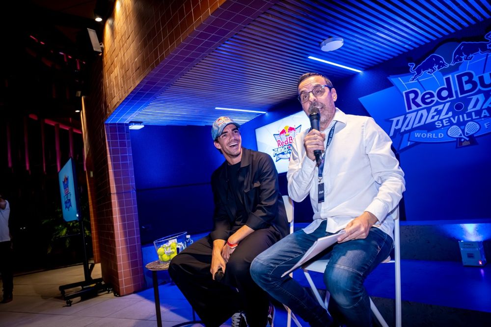 Hablando al lado de Juan Lebrón en una presentación de las Red Bull Padel Dash World Finals