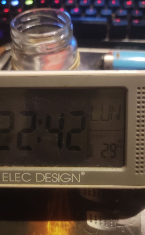 Mon réveil qui indique 22h42 et 29 degrés.