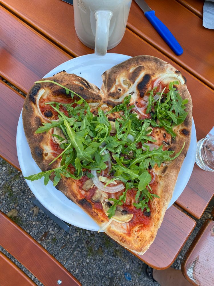 herzförmige rucola pizza
