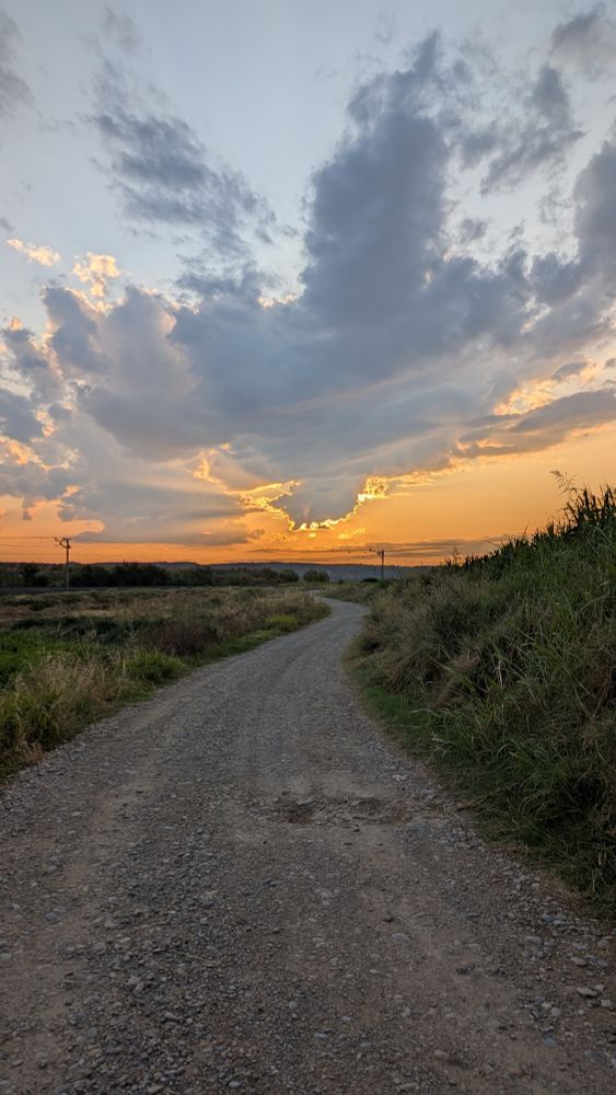 Sonnenuntergang hinter Wolken.
