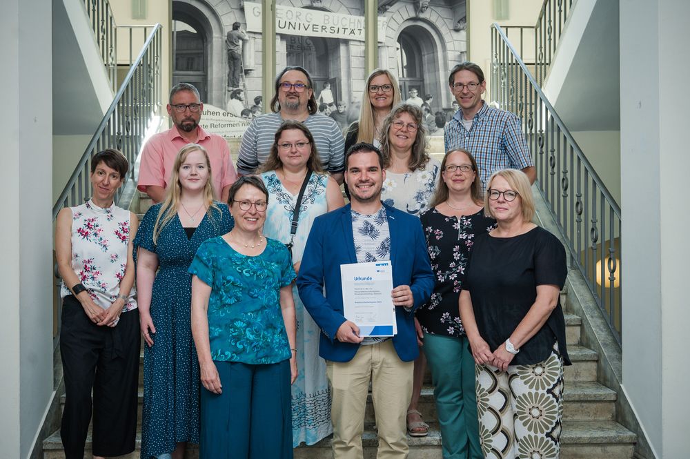 Gruppenfoto auf der Treppe des Uni-Hauptgebäudes der JLU.