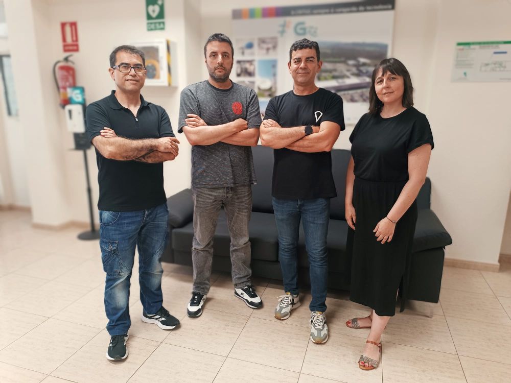 Traballadores da delegación de Lugo vestidos de negro.