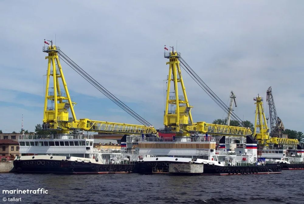 Russian Navy Project 02690 seagoing self-propelled floating cranes SPK 43150 (left) and SPK 42150 (right)