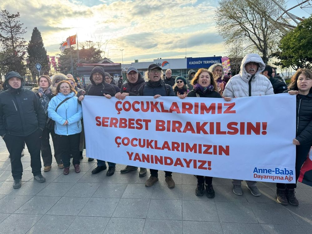 Tutuklu arkadaşlarının serbest bırakılmasını talep eden yüzlerce üniversite öğrencisi Kadıköy Festival Park'ta toplandı

Tutuklu gençlerin aileleri de oradaydı: "Çocuklarımızı serbest bırakılsın"

Hâlâ 300'e yakın öğrenci tutuklu