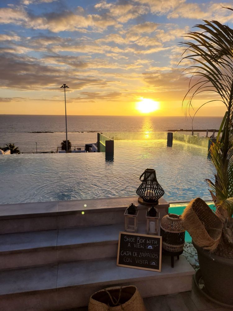 Sonnenuntergang über einem kleinen Infinity-Pool. 