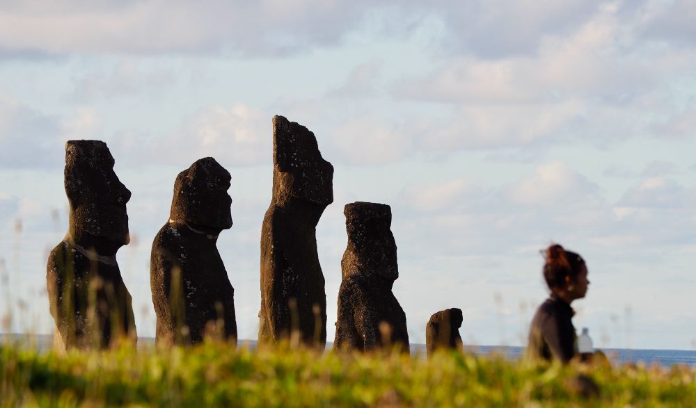 Woman and Moai silhouettes