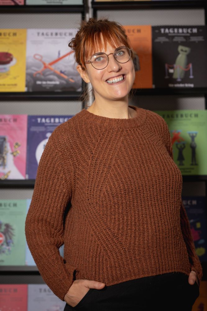 Meet the Redaktion. Jana Volkmann.
Sie liest quer durch Gattungen und Epochen, ist Komparatistin (Diss: fertig – manchmal vergisst sie’s), spricht mit den Eichhörnchen ihrer Nachbarschaft, lernt Japanisch und liebt staubige Kissaten. Strickt Ugly Sweater selbst, spart auf Morita Dōji – und ein kleines Sommerhaus in Estland.