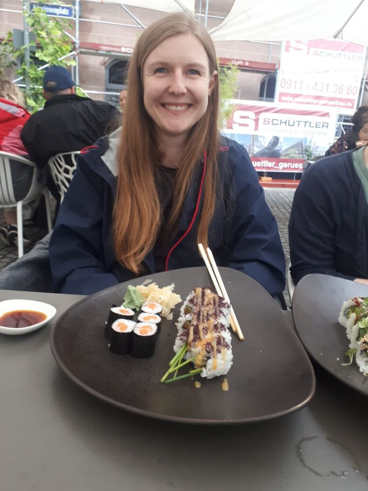 Ein Mädchen mit vlonden langen Haaren