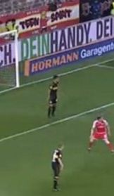 Stuttgarter Albtraum. Ein Stuttgarter Spieler verdeckt dem generischen Torwart die Sicht beim Freistoß.