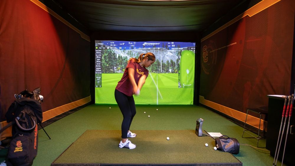 Simulators provide statistics and insight the Trojans can’t get from simply playing on a course. (USC Photo/Brian van der Brug)