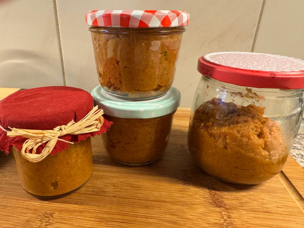 3 volle kleinere und ein halb volles größeres (Schraub-)Glas auf einem Holzbrett mit Gemüsegewürzpaste. Ich benutze es in den meisten meiner Gerichte zum würzen/salzen. 