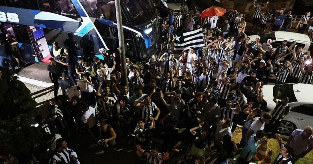 Botafogo chega à Brasília com festa e loucura da torcida; veja fotos - FogãoNET