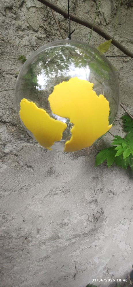 Image d'un globe terrestre en plastique transparent avec l'Afrique et l'Amérique du sud qui se séparent lentement.
