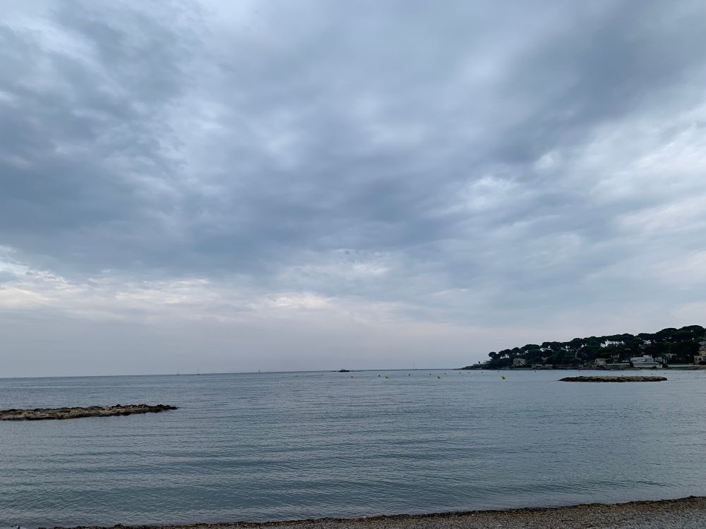Ciel gris, mer calme.