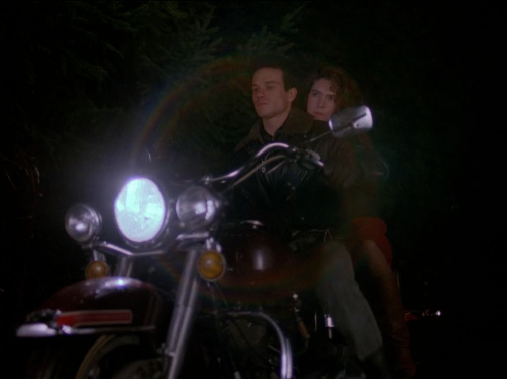 James and Donna. Twin Peaks S01E01 - Northwest Passage.