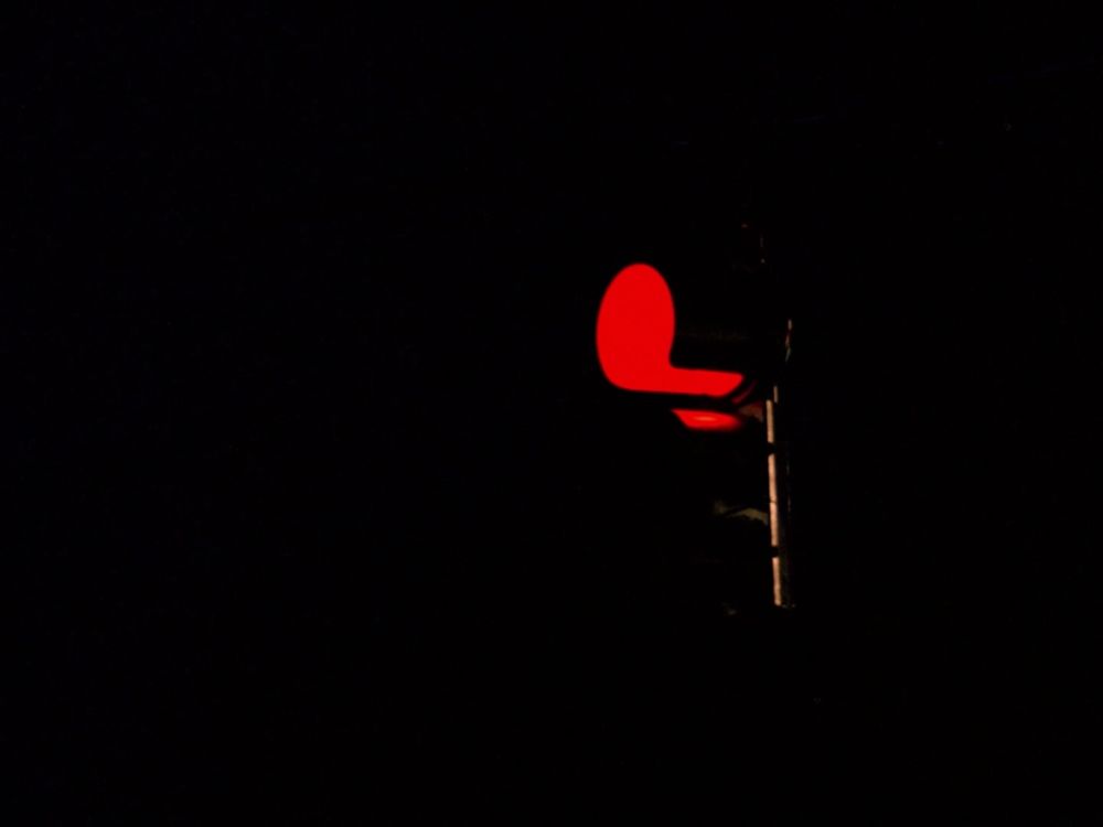 A red traffic light in the dark. Twin Peaks S01E04 - Rest in Pain.