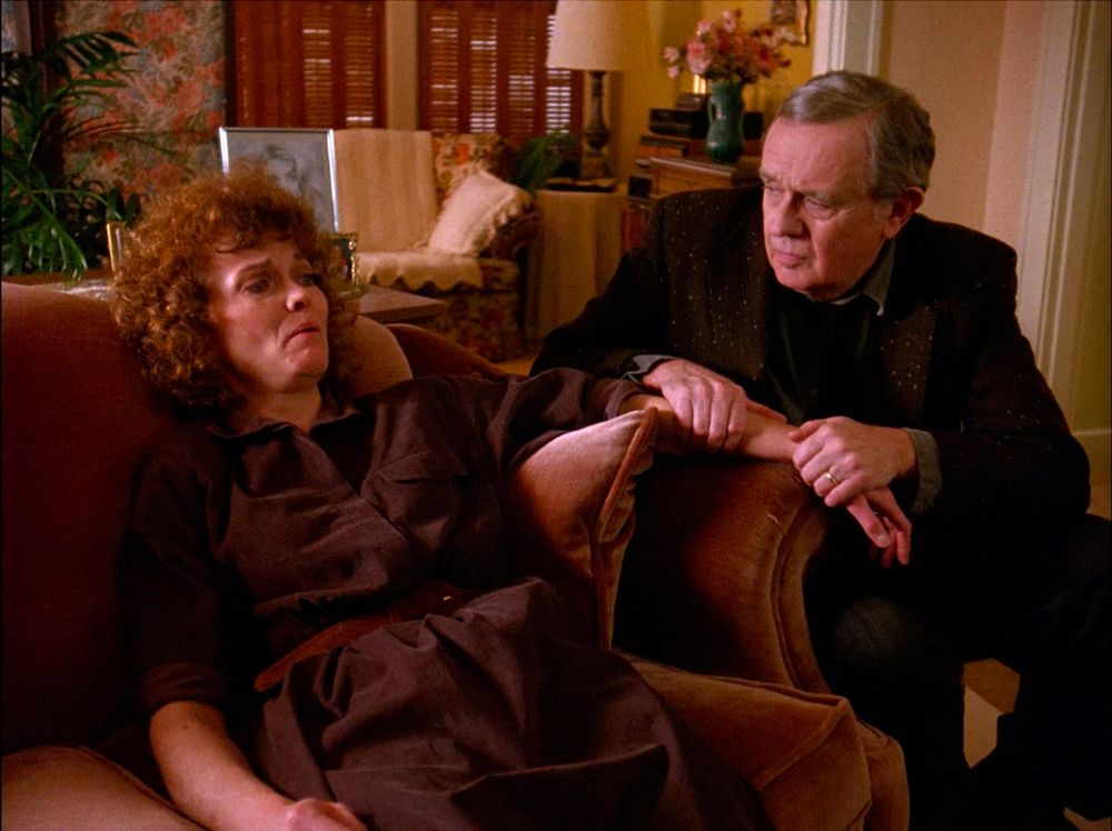 Sarah Palmer and Doc Hayward in the Palmer’s living room. Twin Peaks S01E01 - Northwest Passage.
