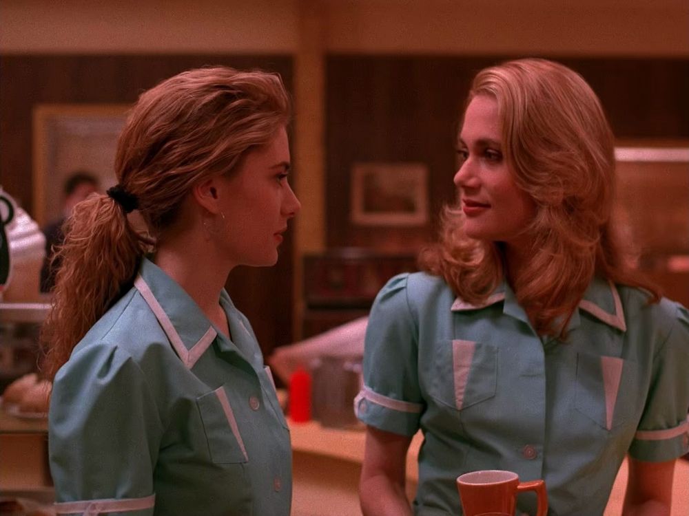 Shelly and Norma at the RR Diner. Twin Peaks S01E05 - The One-Armed Man.