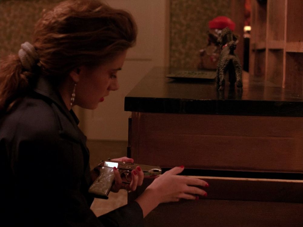 Shelly Johnson hiding a gun. Twin Peaks S01E04 - Rest in Pain.