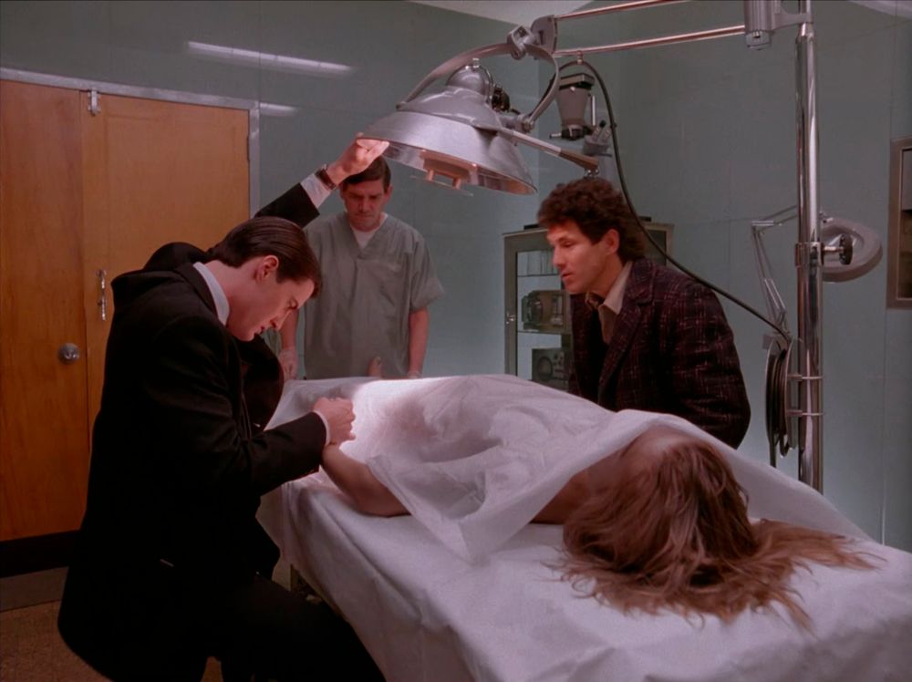 Agent Cooper investigating Laura’s fingers. Twin Peaks S01E01 - Northwest Passage.