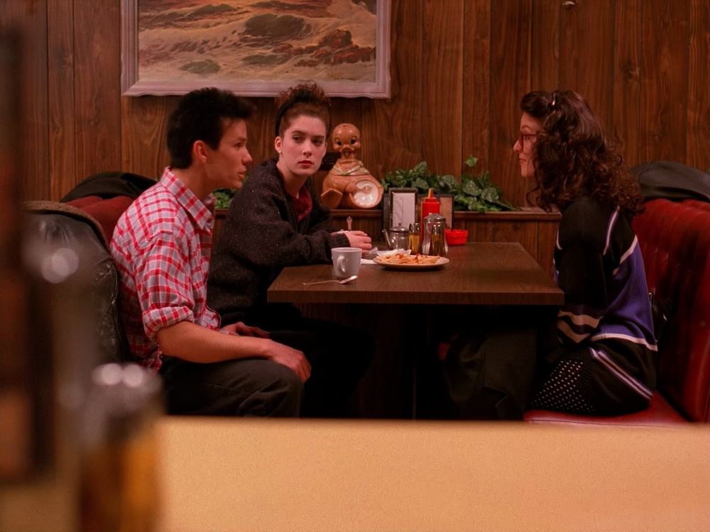 James, Donna and Maddy in a booth at the RR Diner. Twin Peaks S01E06 - Cooper’s Dreams.