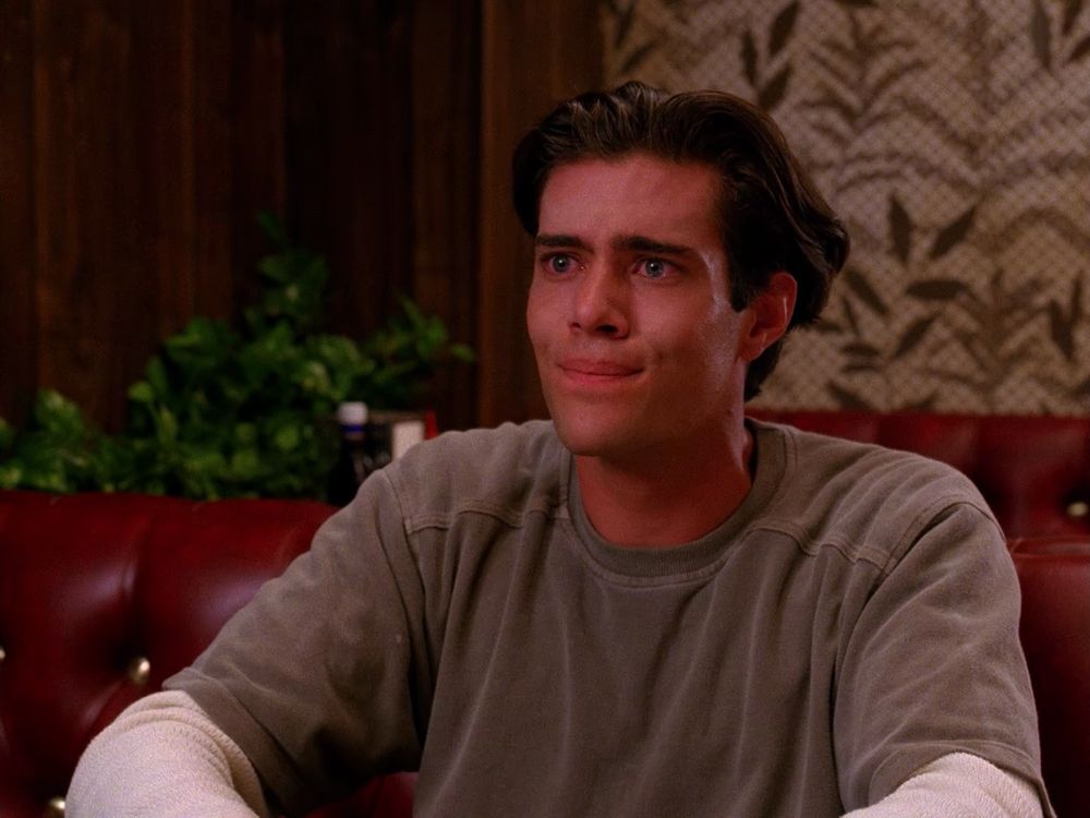 Bobby Briggs bursting into tears at the RR Diner. Twin Peaks S02E01 - May the Giant Be with You.