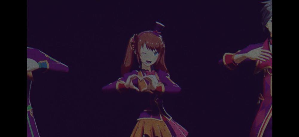 身体の前で、両手でハートを作る水嶋咲。
身体は少しねじった状態(水嶋から見てやや左の方を向きつつ、上半身〜顔にかけて正面を向くような形。)。
右目でウインクをしている。
水嶋の両隣には、他のユニットメンバーの手や肩、顔などが見切れるような形で見えている。