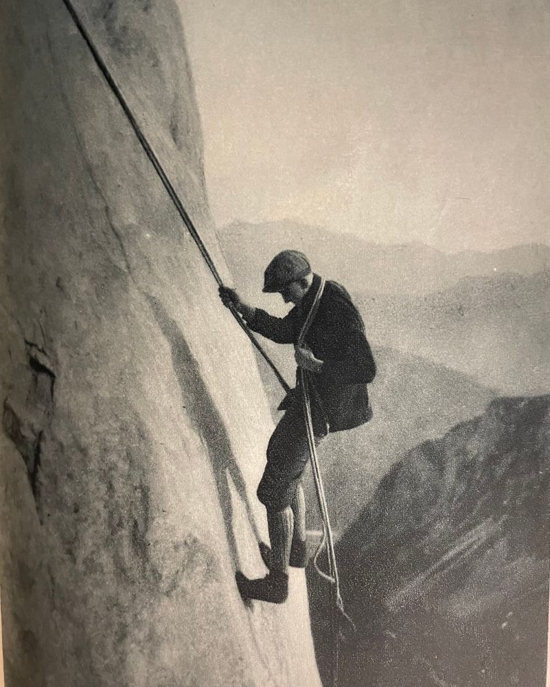 Ebenfalls sehr wagemutig und dünn bekleidet in der Wand