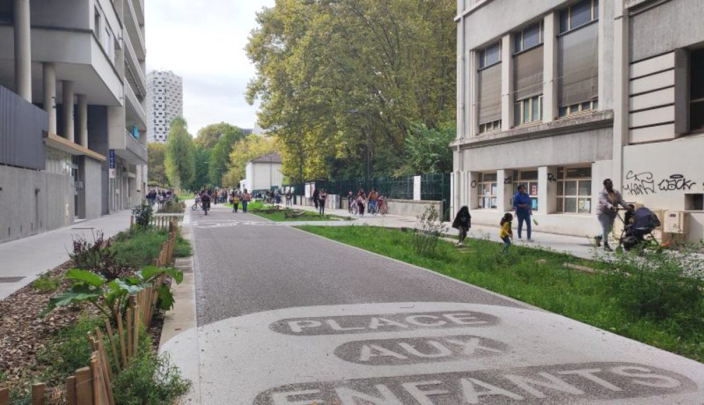 Quartier Île verte à Grenoble : une nou­velle place aux enfants, rue Aimon-de-Chissé