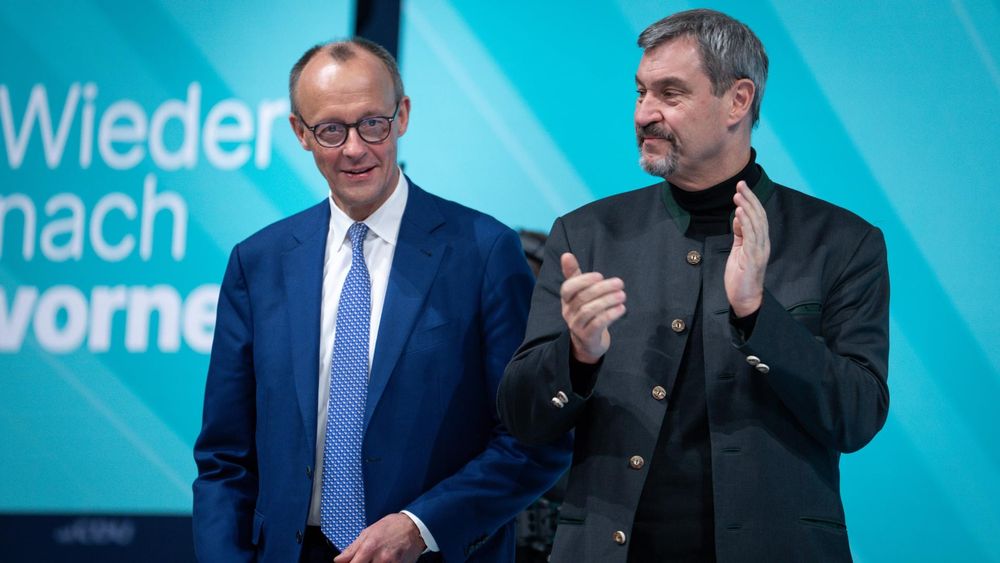 vierauge merz und ich-wär-so-gerne-cool söder eifern in diesem bild um die wette, wer von beiden das größere ekelpotential hat...