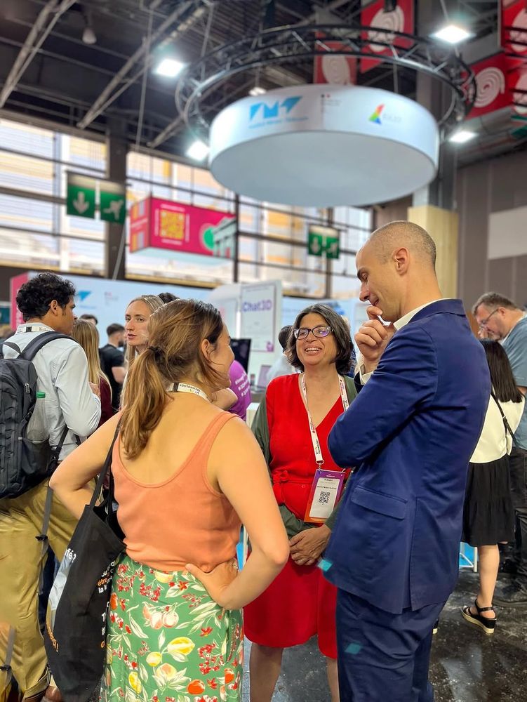 La directrice générale de l’IMT discutant avec des étudiants sur le stand de l’IMT à Vivatech 2025. 