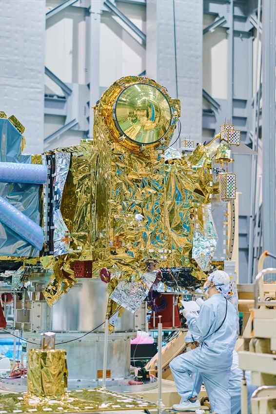 Le module de retour, une partie de la sonde, à l'usine Mitsubishi Electric de Kamakura. Une fois la sonde terminée et revenue sur Terre, la capsule ronde et dorée, en haut au centre, contiendra du régolithe provenant de Phobos, la lune martienne.