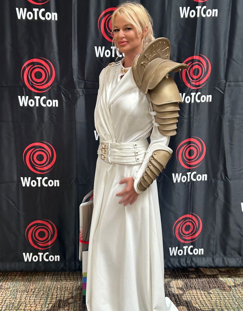 London as a whitecloak from season one with gold armor on left arm 