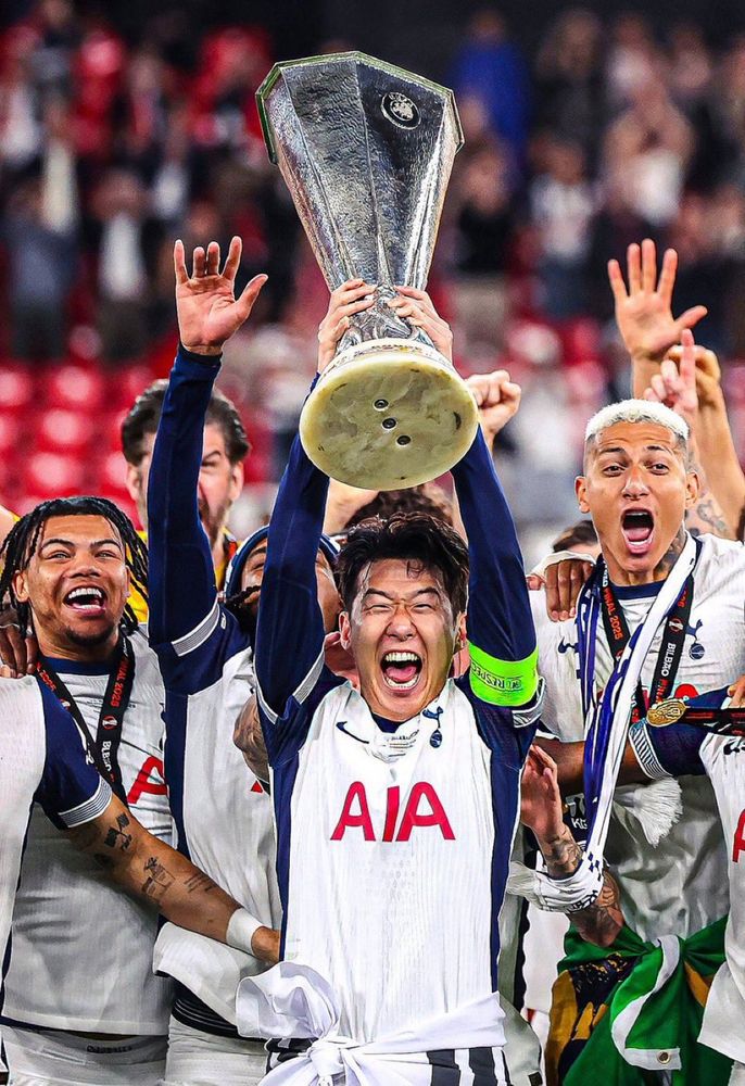 Close up of Sonny lifting the trophy and screaming. Richarlison also screams while Dane Scarlett just looks so happy.