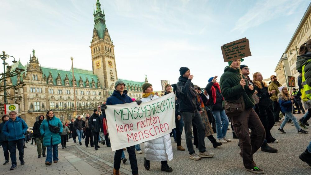 Demonstrationen: Deichkind spielt bei Demo gegen Rechtsextremismus in Hamburg