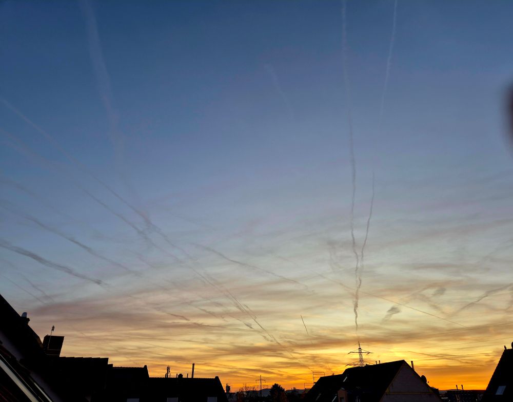 Sonnenaufgang aus dem Dachfenster fotografiert. 