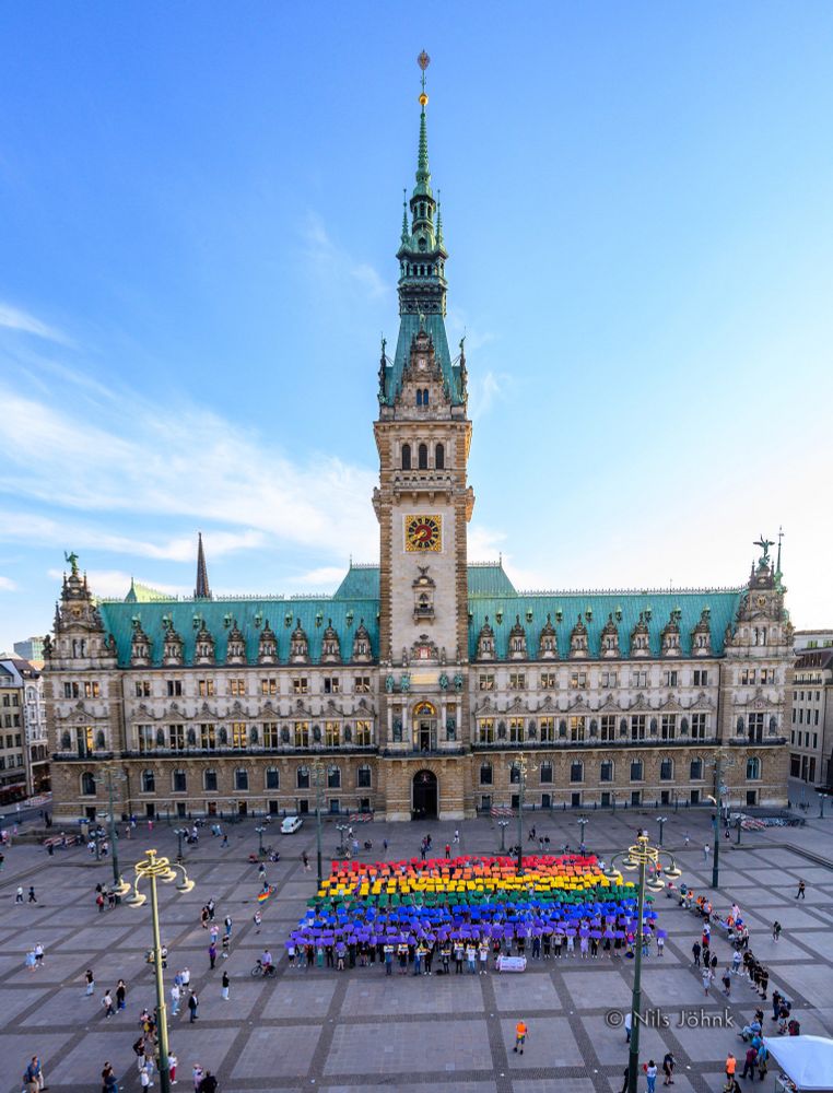 Regenbogenflagge vor dem Rathaus