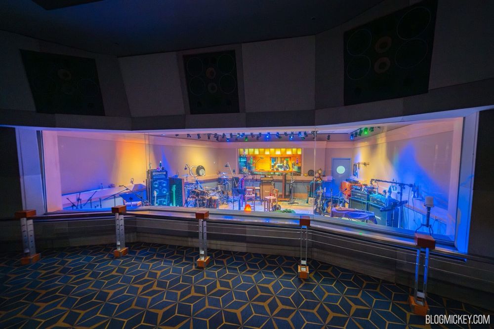 the classic Rock n’ Rollercoaster Preshow Room starring Aerosmith 