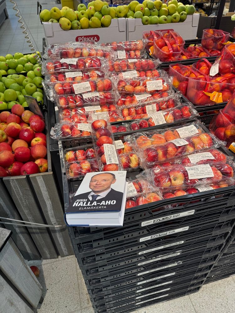 Jussi Halla-Ahon elämäkerta Citymarketin persikkalaarien päällä