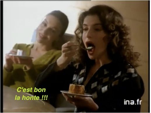 Extrait d'une vieille pub: deux femmes qui mangent un dessert avec comme légende/slogan "C'est bon la honte!"